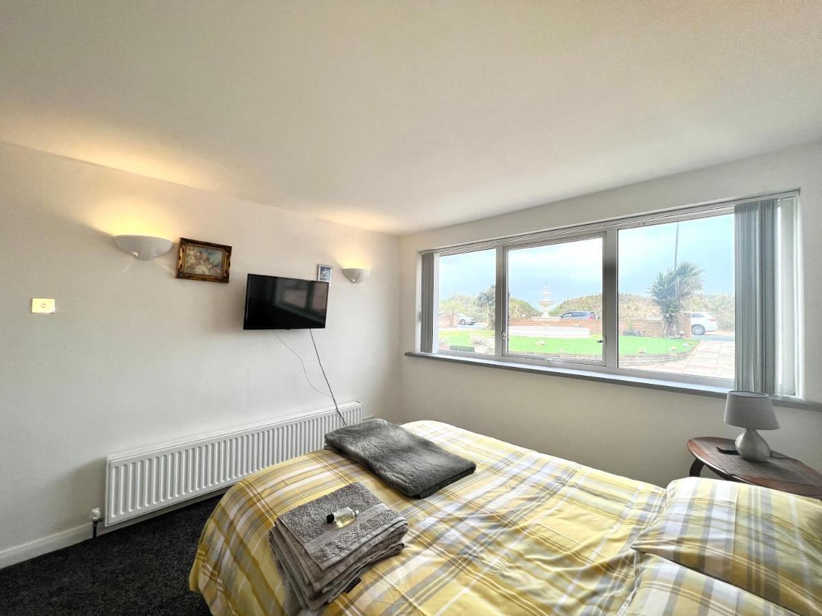 Beach Front Apartment With Free Parking, St Annes Lytham St Annes Bagian luar foto