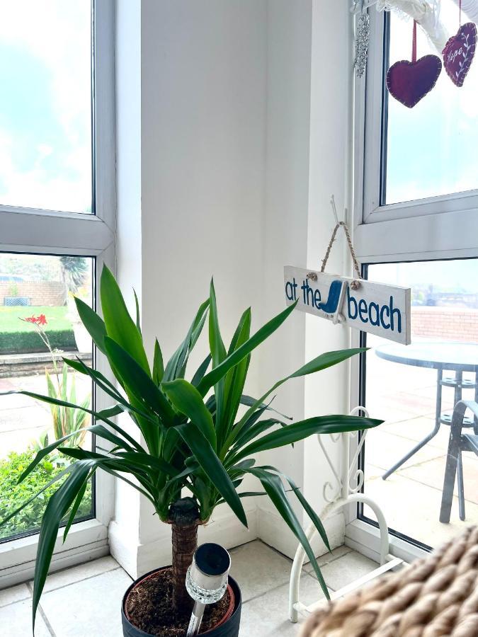 Beach Front Apartment With Free Parking, St Annes Lytham St Annes Bagian luar foto